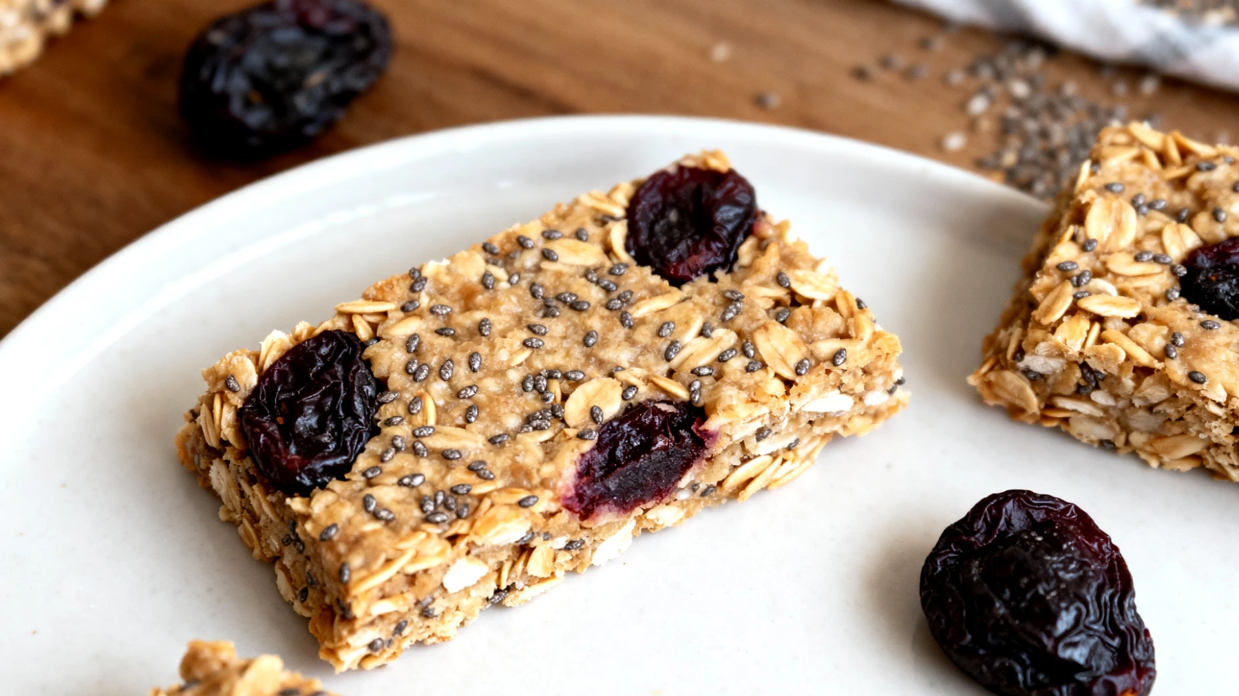 Barrette di avena con semi di chia e prugne secche"