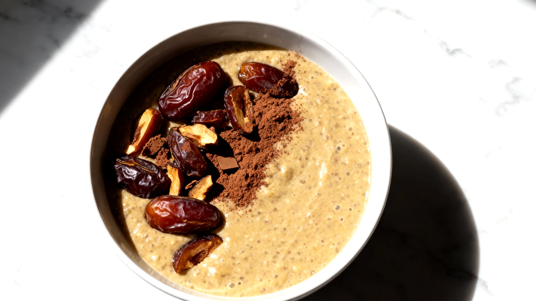 Crema di semi di canapa con datteri e cacao"