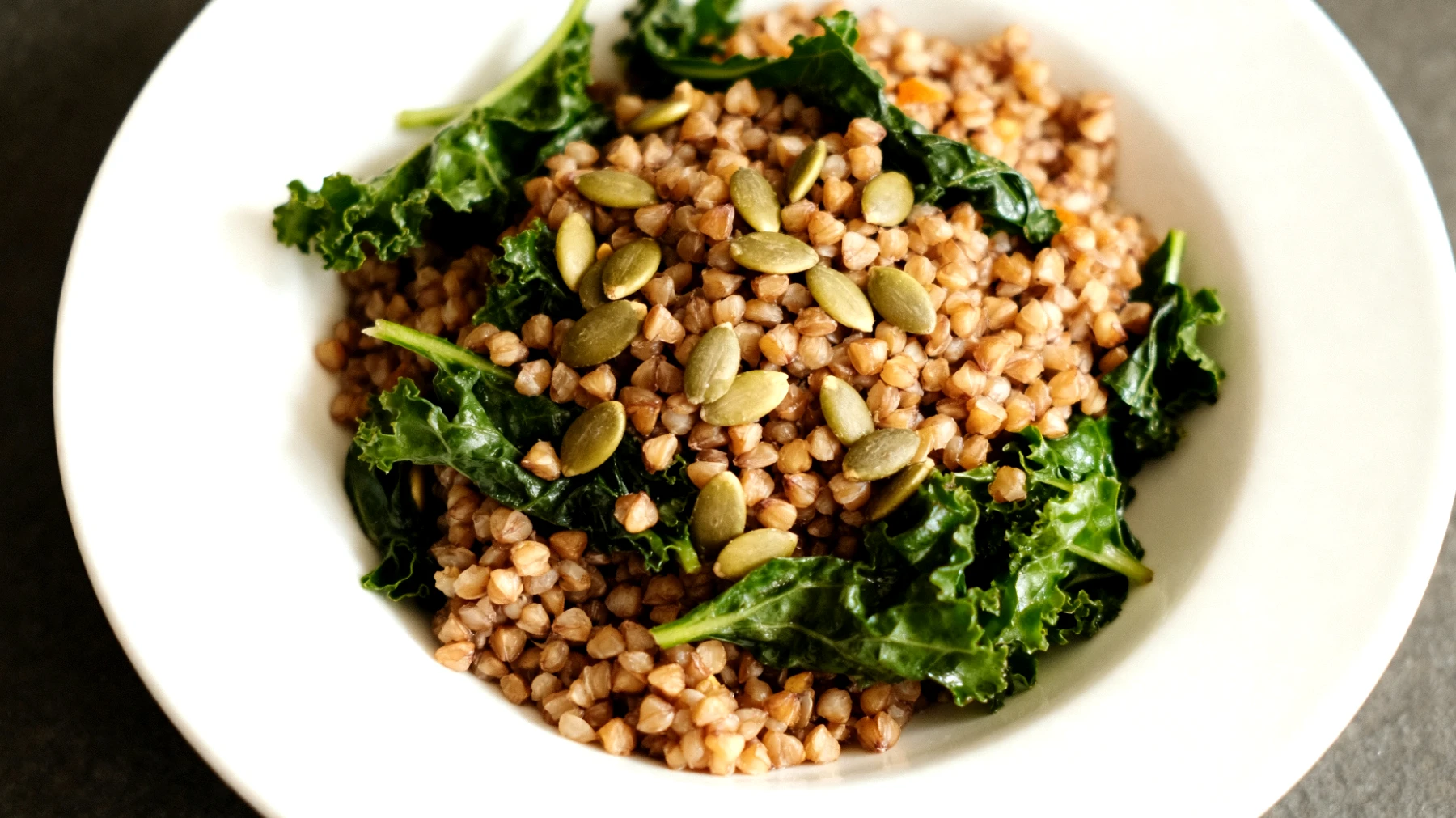 Insalata tiepida di grano saraceno con verdure amare e semi di zucca"