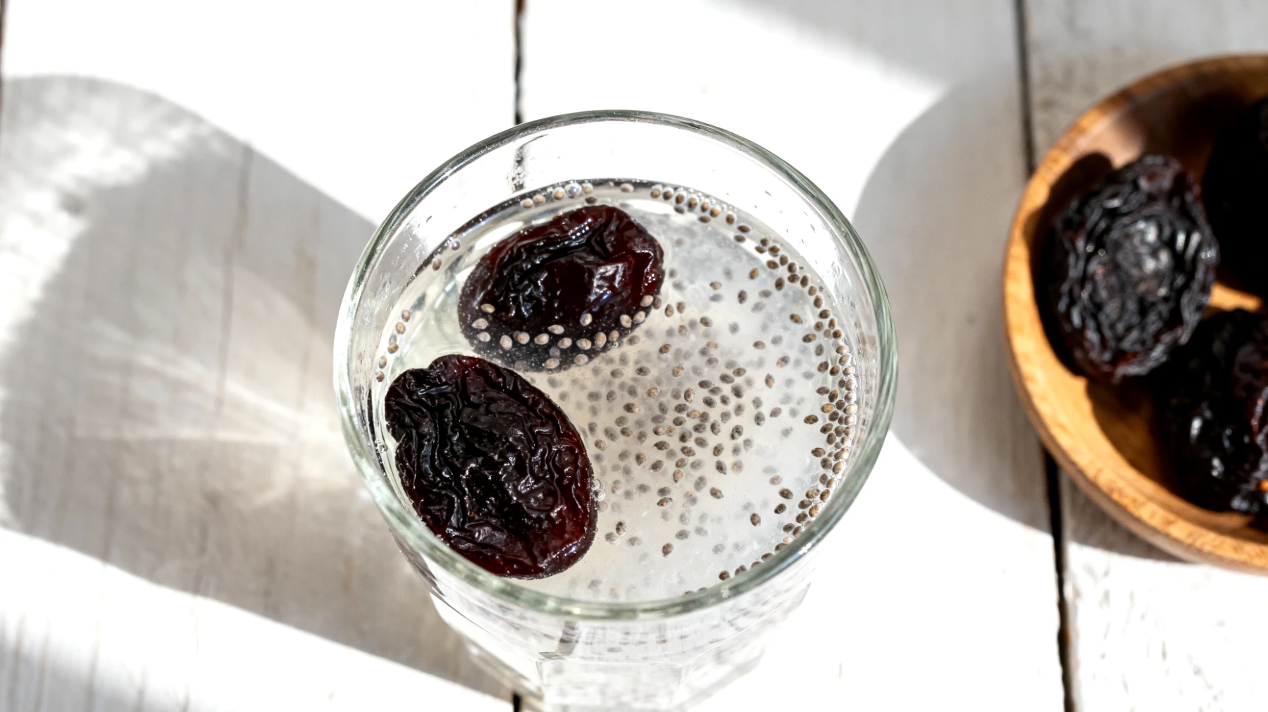 Kefir d'acqua con semi di lino e prugne secche"