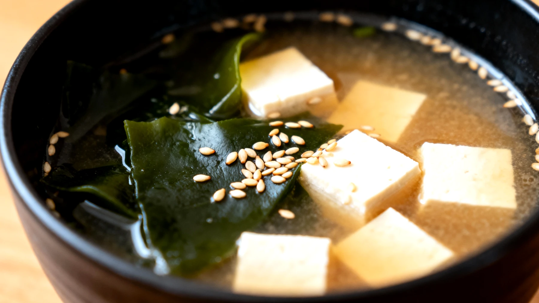 Zuppa di miso con alga wakame, tofu e semi di sesamo"