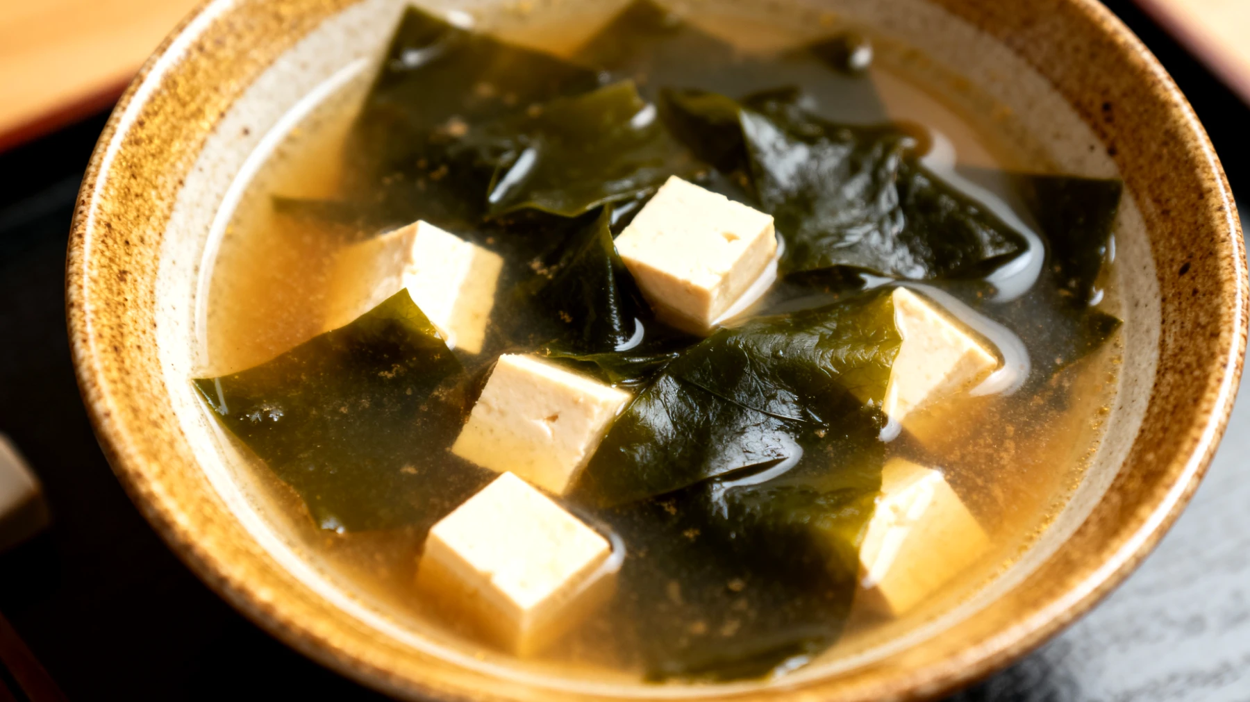 Zuppa di miso con alghe wakame e tofu"