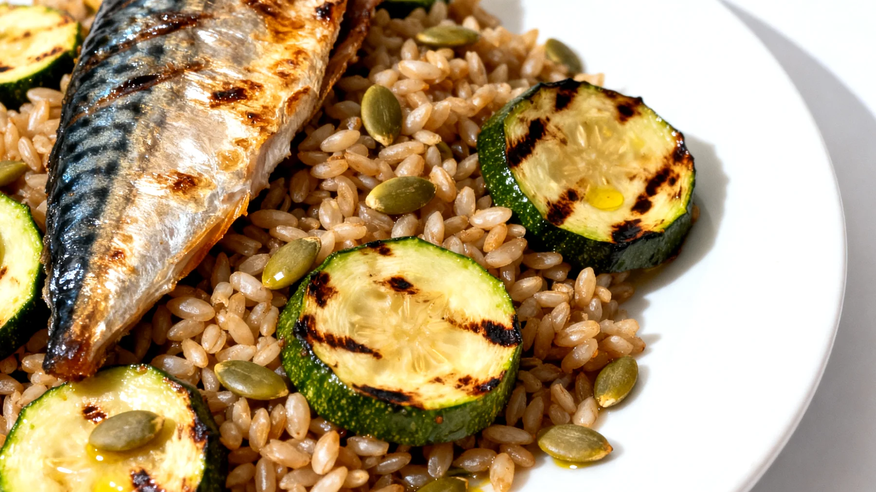 Insalata di farro con sgombro, zucchine grigliate e semi di zucca"