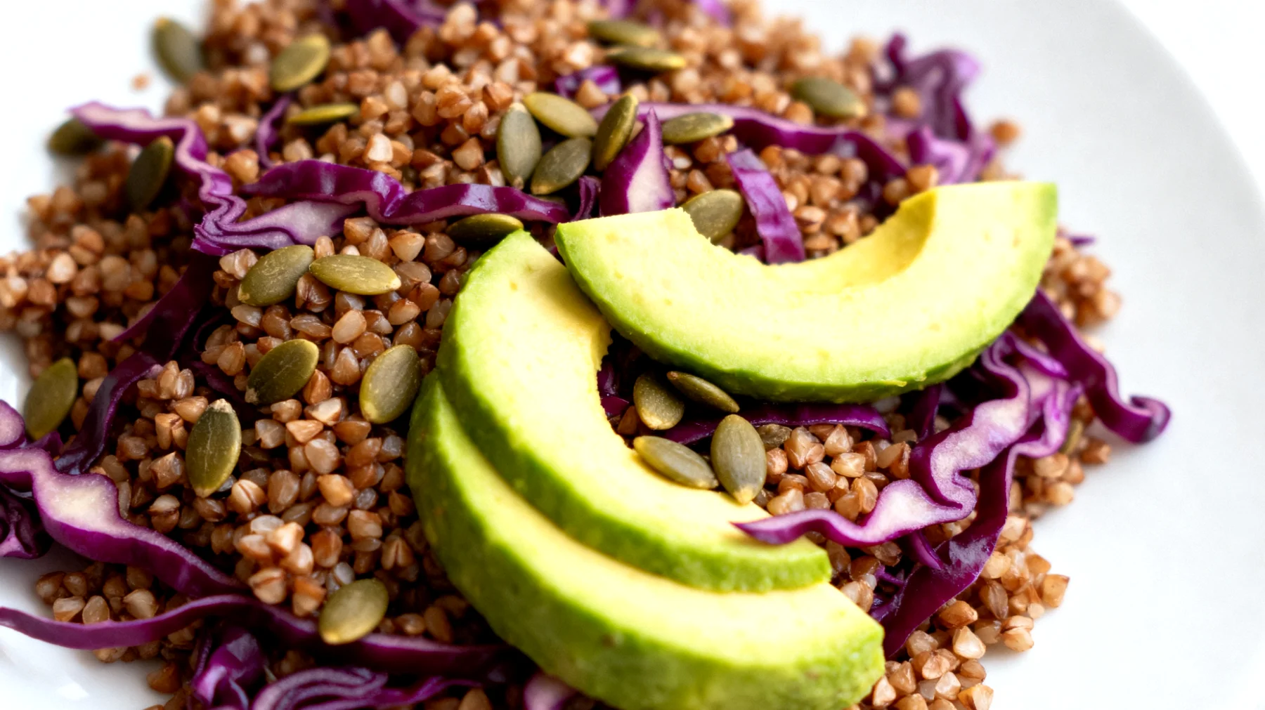 Insalata di grano saraceno con cavolo rosso, semi di zucca e avocado"