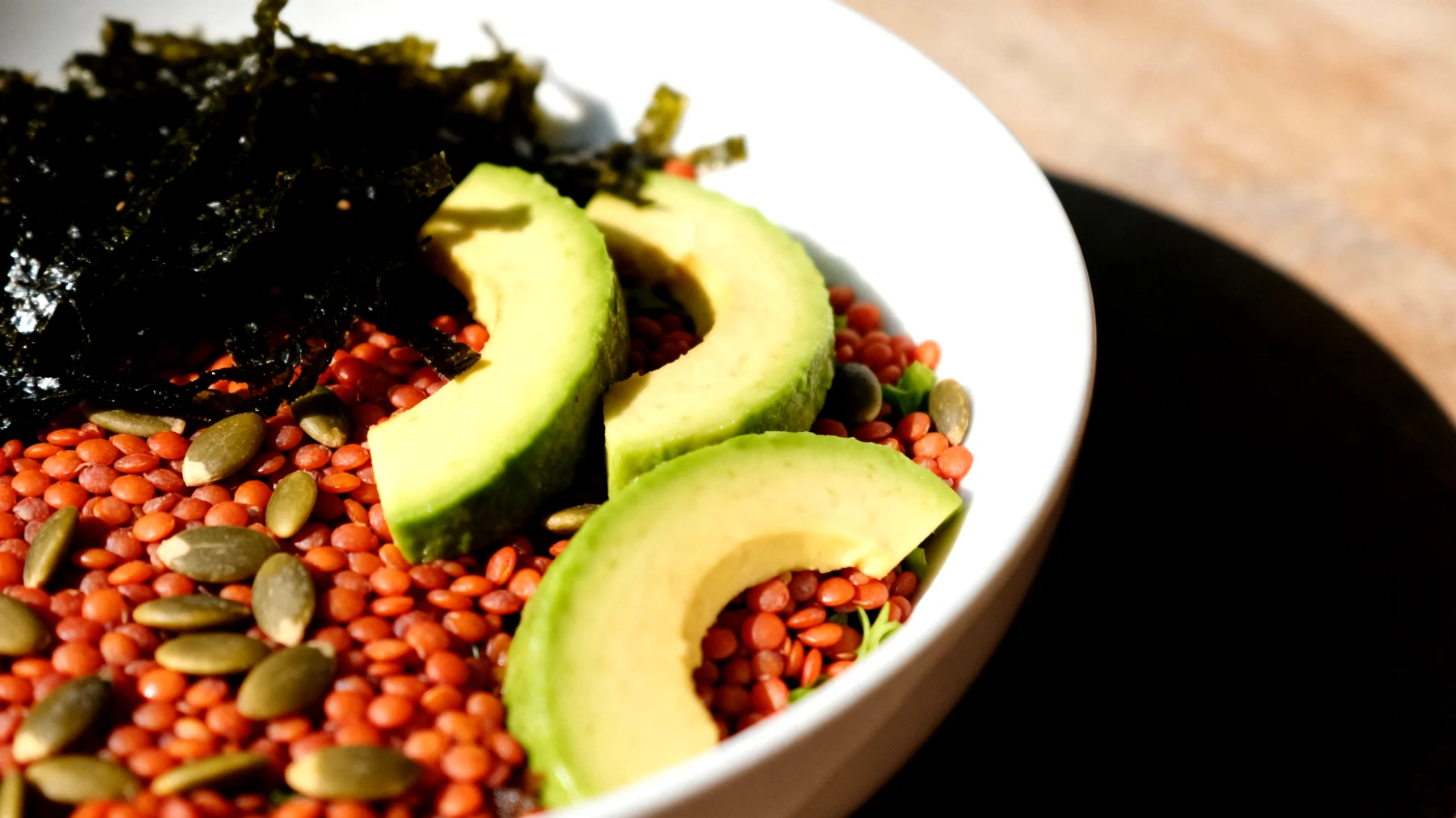 Insalata di lenticchie rosse decorticate con avocado, semi di zucca e alghe wakame"