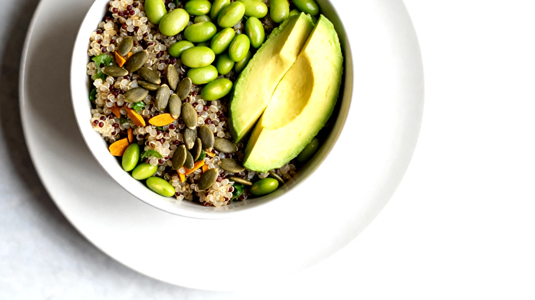 Insalata di quinoa con edamame, semi di zucca e avocado"