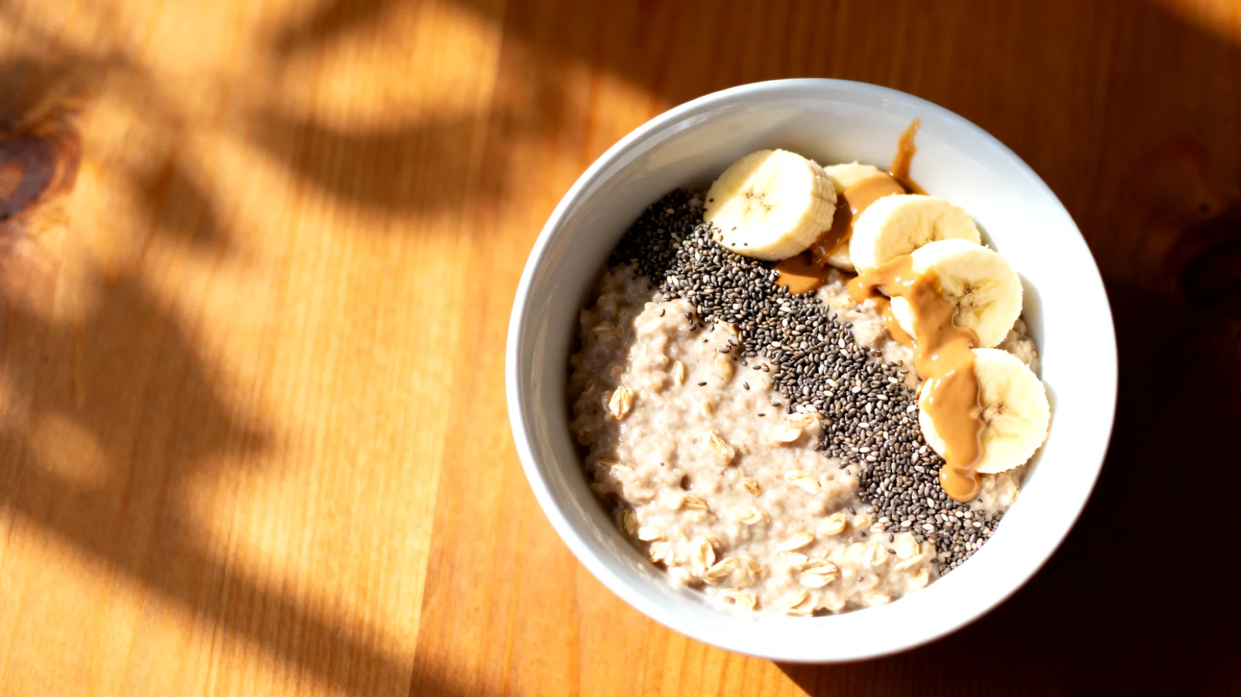 Porridge di avena con semi di chia, banana e burro di mandorle"