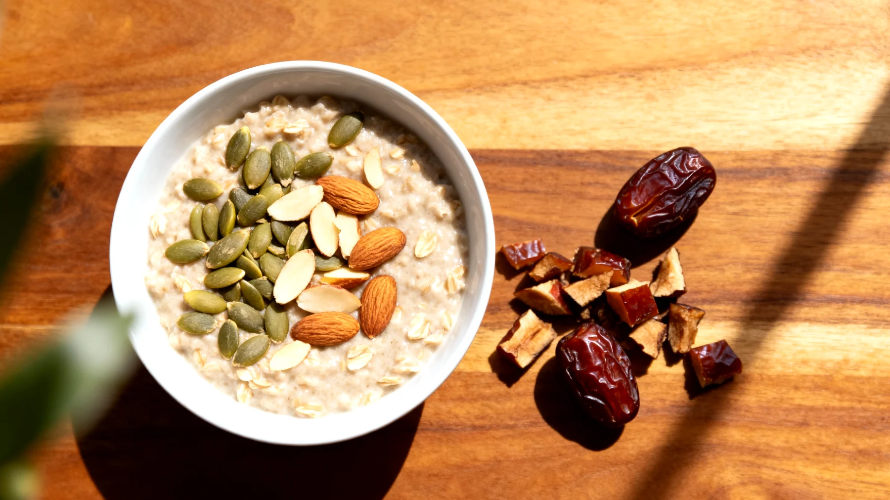 Porridge di avena con semi di zucca, mandorle e datteri"