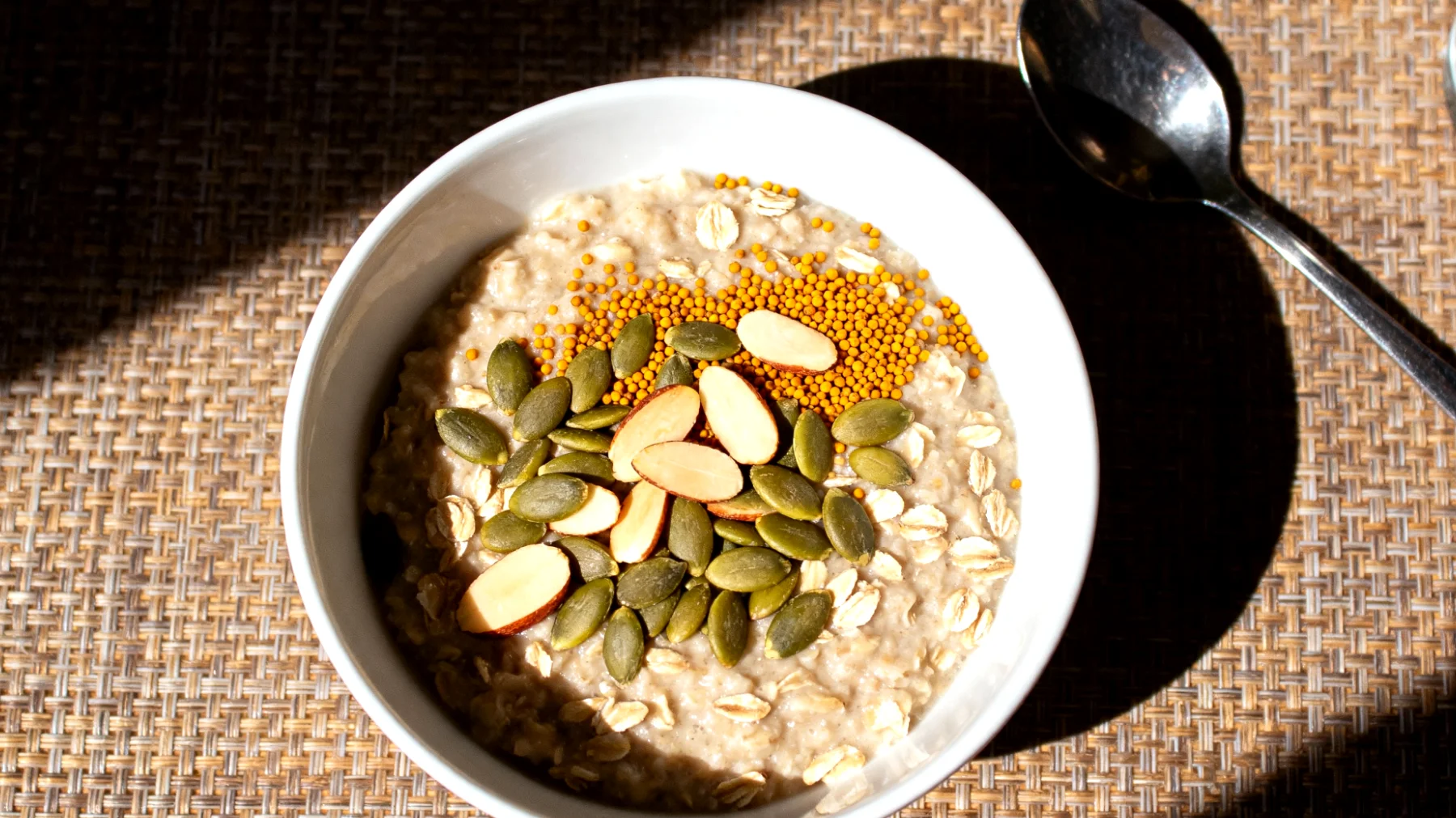 Porridge di avena con semi di zucca, mandorle e polline d'api"