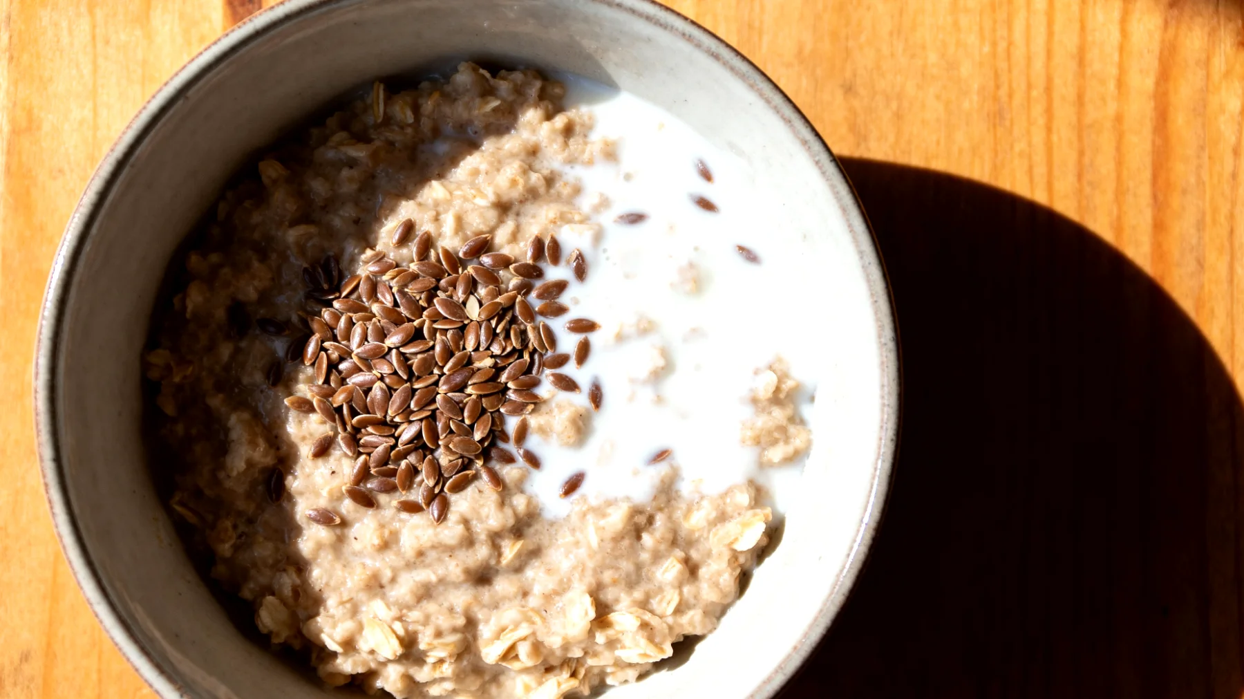Porridge di avena integrale con semi di lino e kefir"