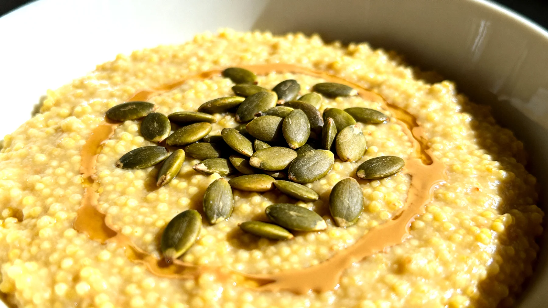 Porridge di miglio con semi di zucca e tahini"