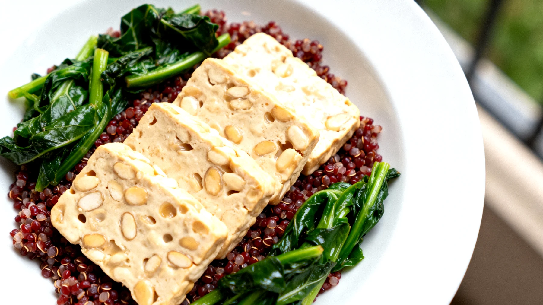 Tempeh al vapore con quinoa rossa e verdure amare"