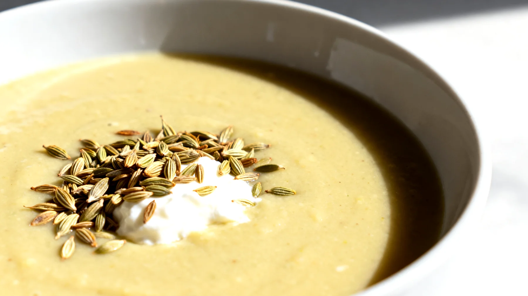 Vellutata di pastinaca con semi di finocchio tostati e yogurt greco"