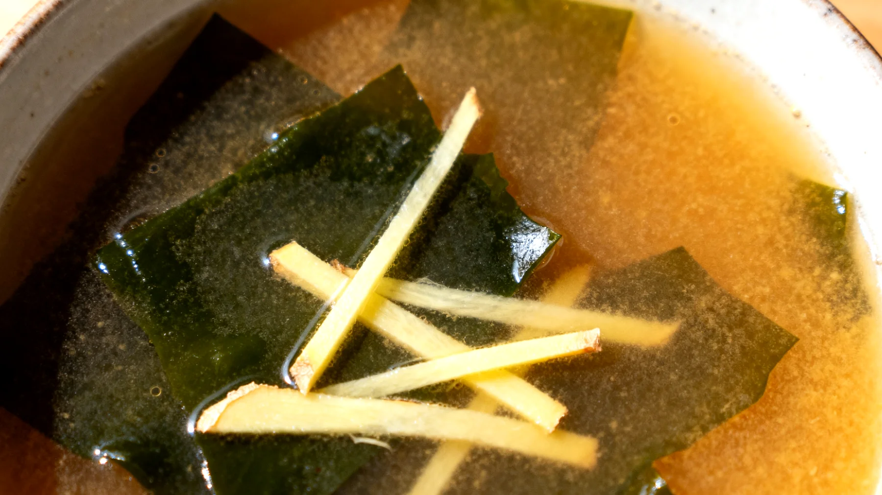 Zuppa di miso con wakame e zenzero"
