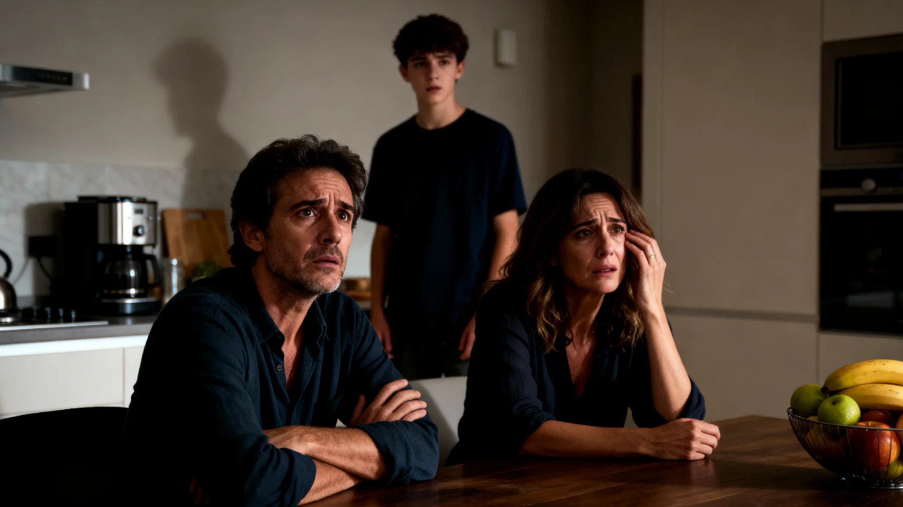 Genitori preoccupati per il futuro dei propri figli adolescenti, che manifestano ansia riguardo alle scelte scolastiche, professionali e alla capacità dei ragazzi di diventare autonomi e realizzati in un contesto sociale ed economico percepito come incerto e difficile"