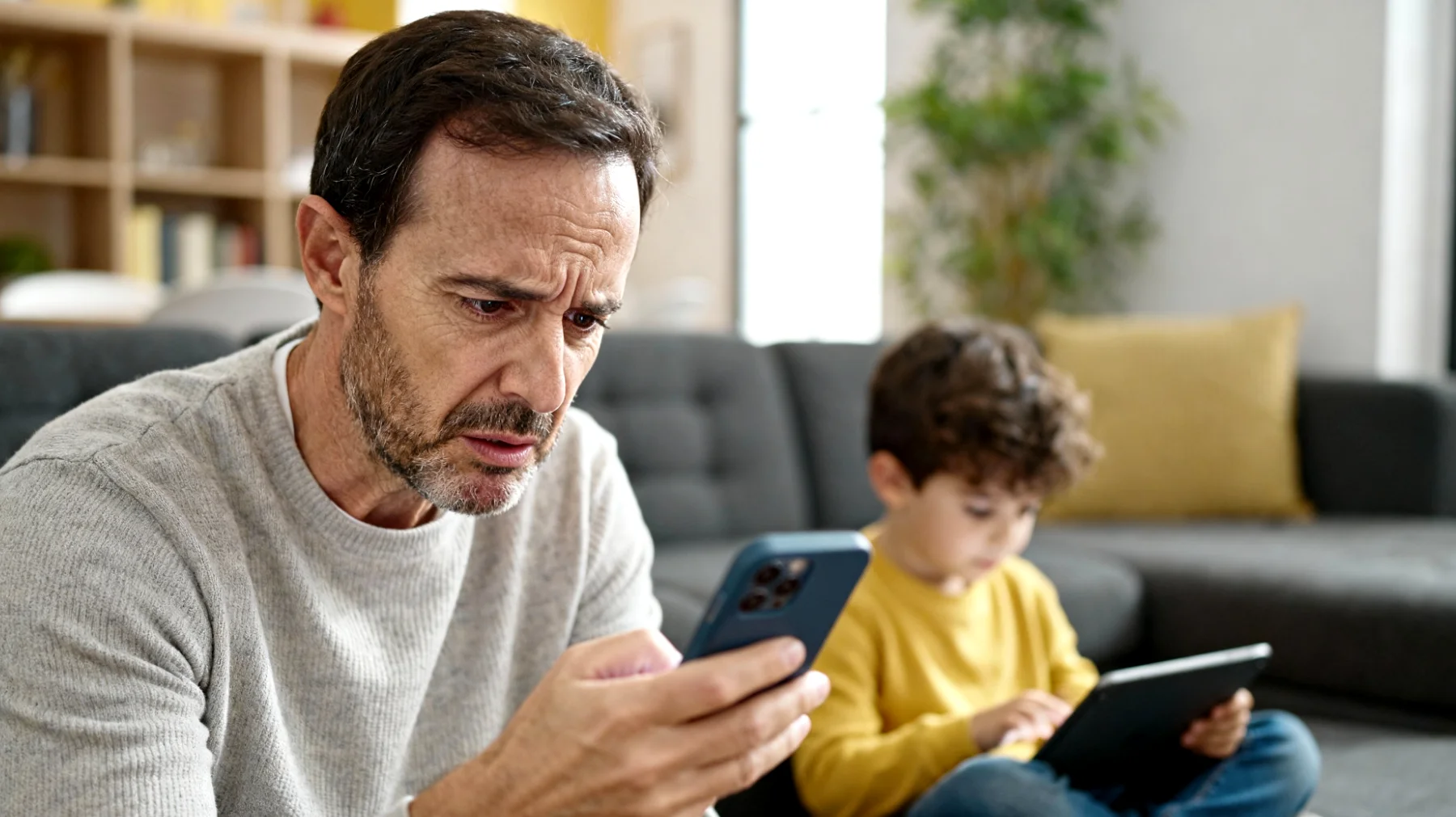 I genitori faticano a monitorare e gestire l'uso dei social media da parte dei loro bambini, che potrebbero essere esposti a contenuti inappropriati, interazioni con sconosciuti o condivisione imprudente di informazioni personali, senza avere ancora gli strumenti cognitivi per riconoscere i rischi online"