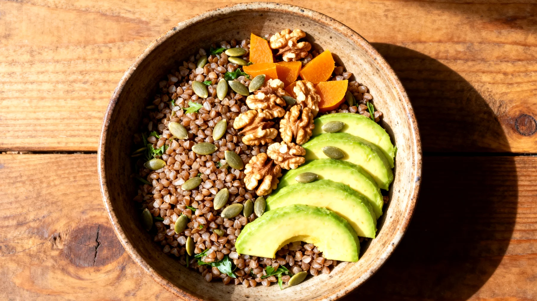 Insalata di grano saraceno con avocado, noci e semi di zucca"