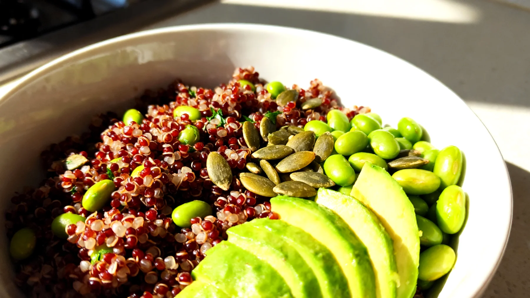 Insalata di quinoa rossa con edamame, semi di zucca e avocado"