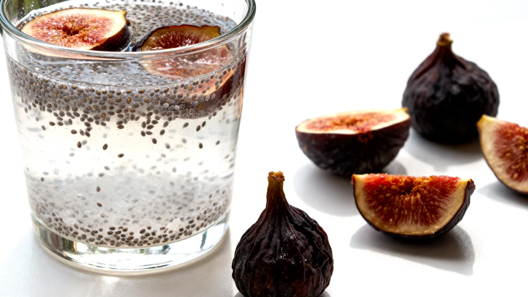 Kefir d'acqua con semi di chia e fichi secchi"