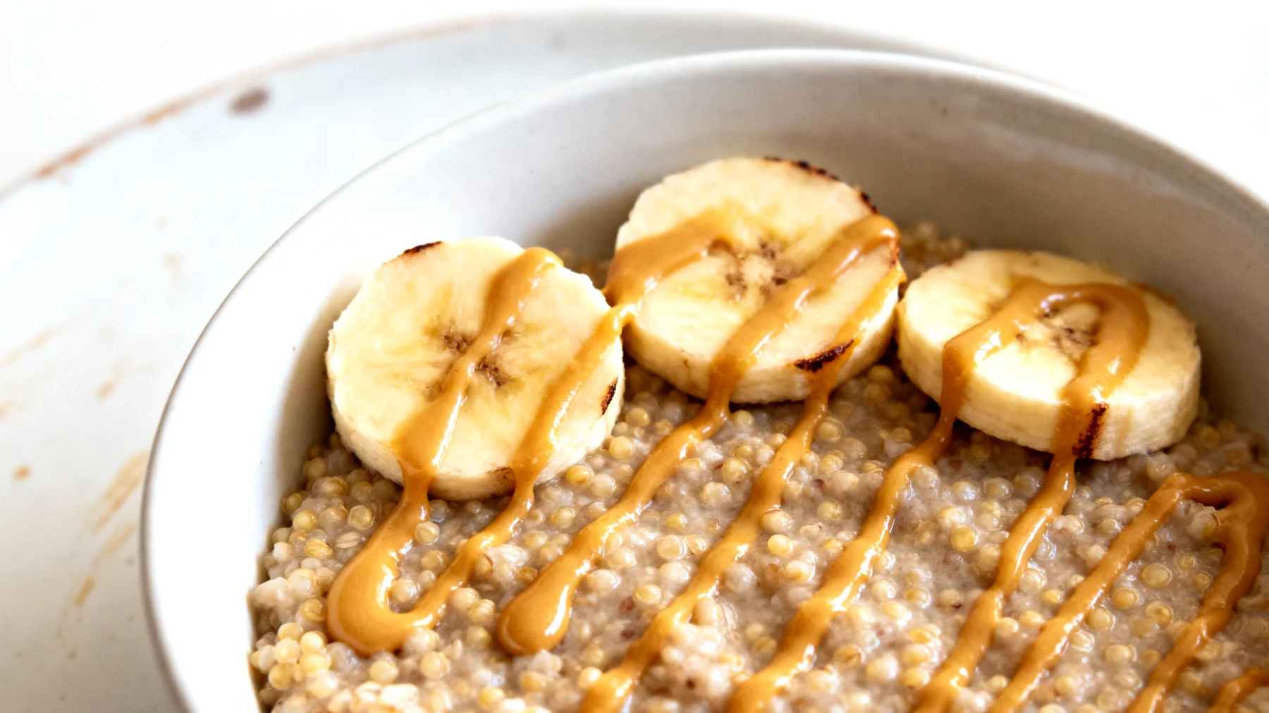 Miglio con banana e burro di mandorle"