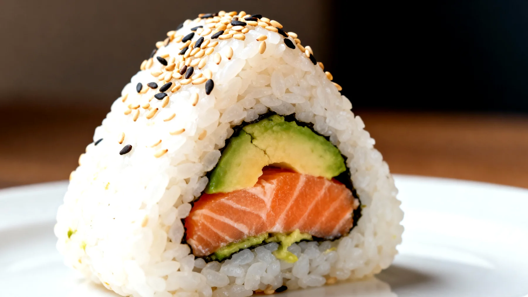 Onigiri con salmone, avocado e semi di sesamo"