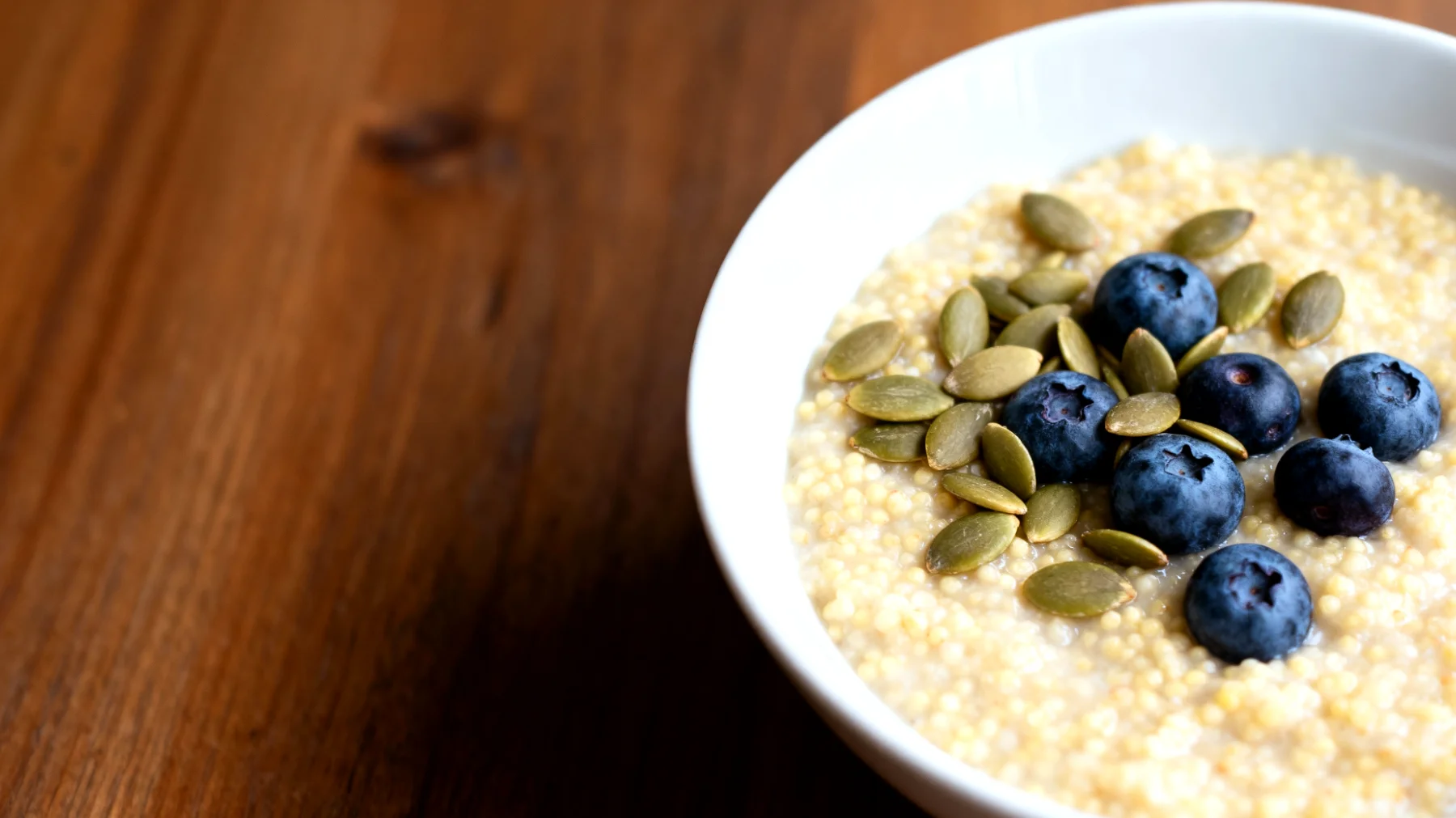 Porridge di miglio con semi di zucca e mirtilli"