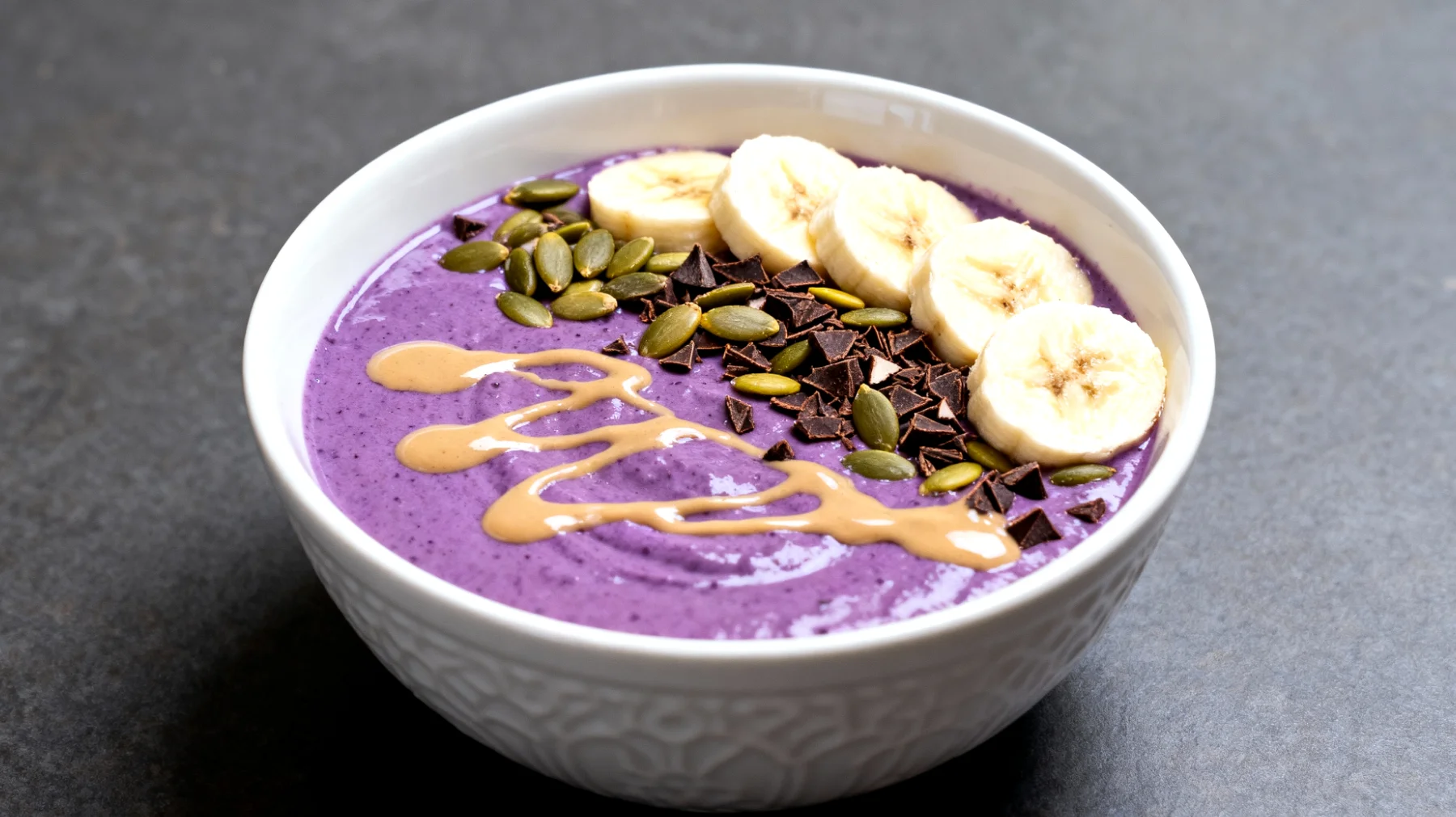 Smoothie bowl con banana, semi di zucca, cacao e tahini"
