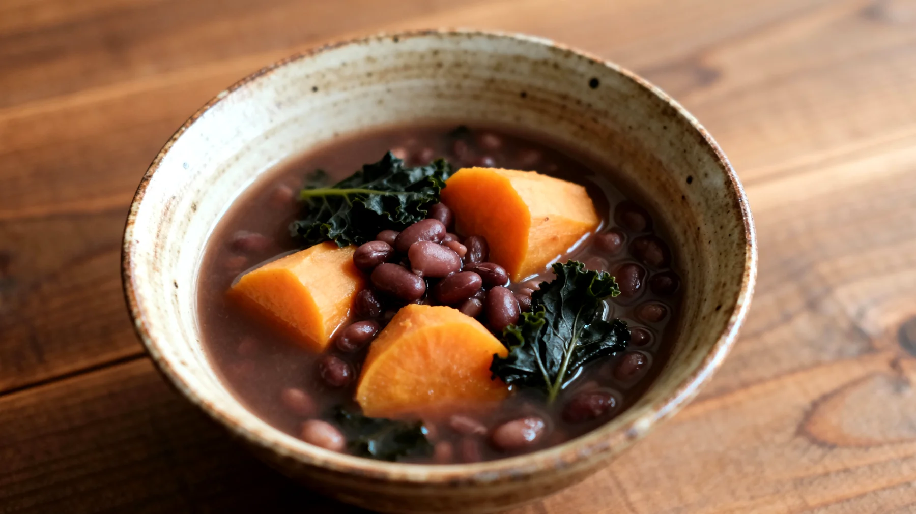 Zuppa di azuki con cavolo nero e patate dolci"