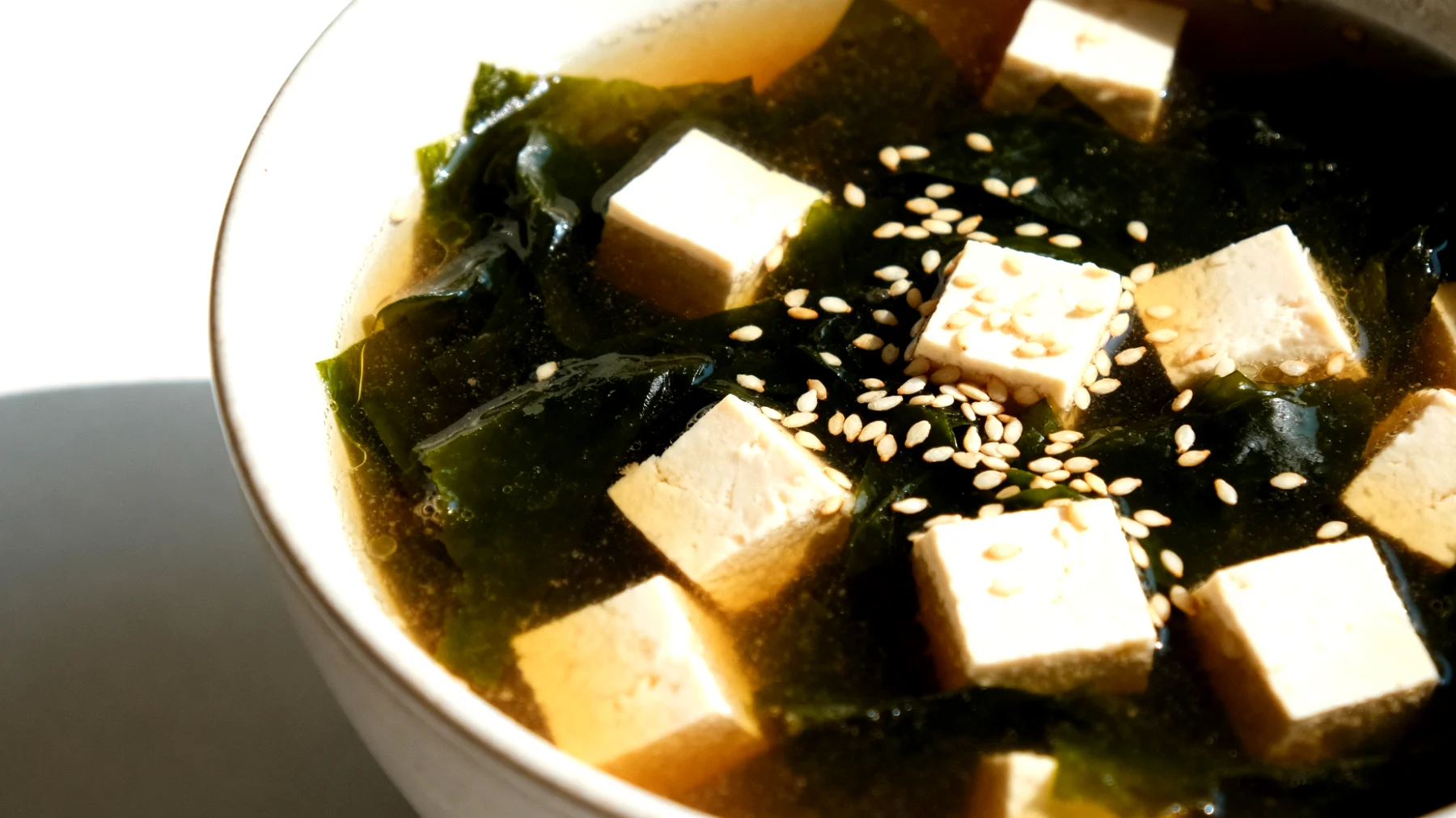 Zuppa di miso con alghe wakame, tofu e semi di sesamo"