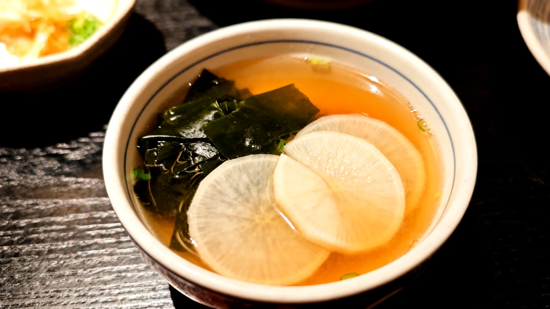 Zuppa di miso con daikon e wakame"